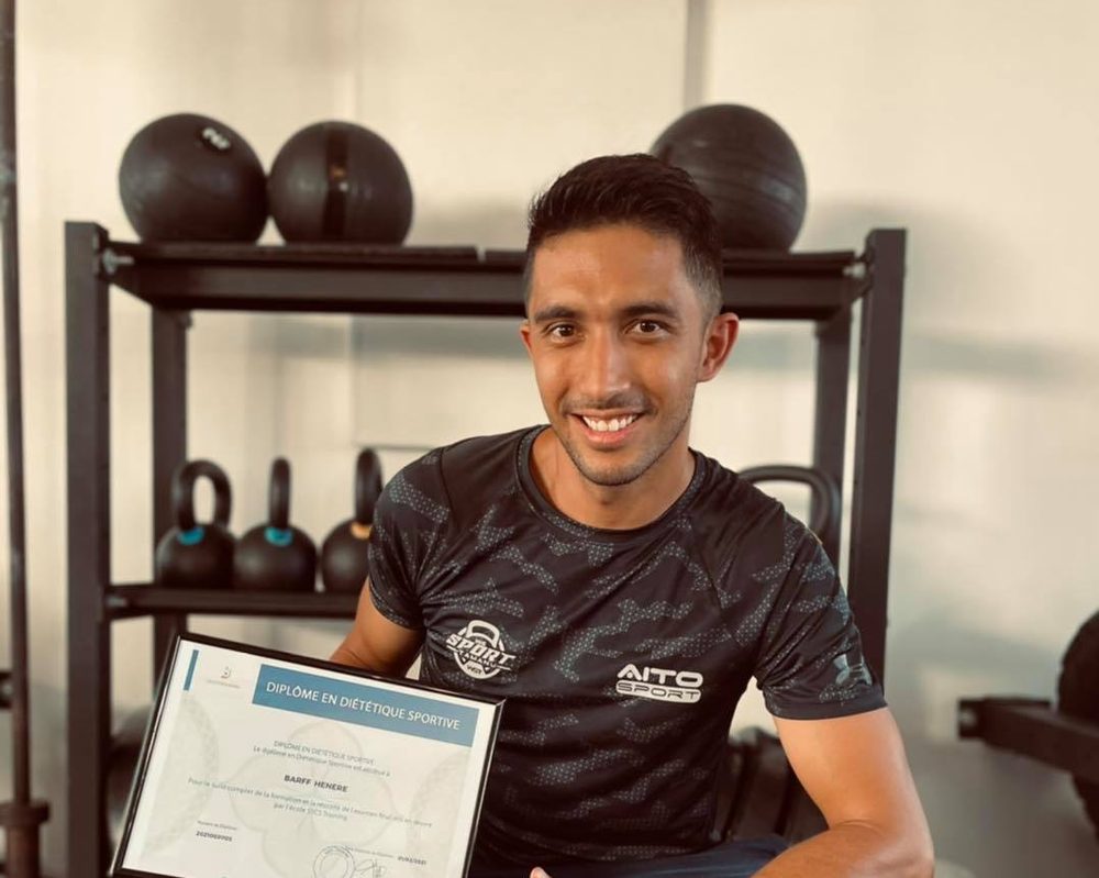 Henere Barff avec son diplôme de diététique sportive