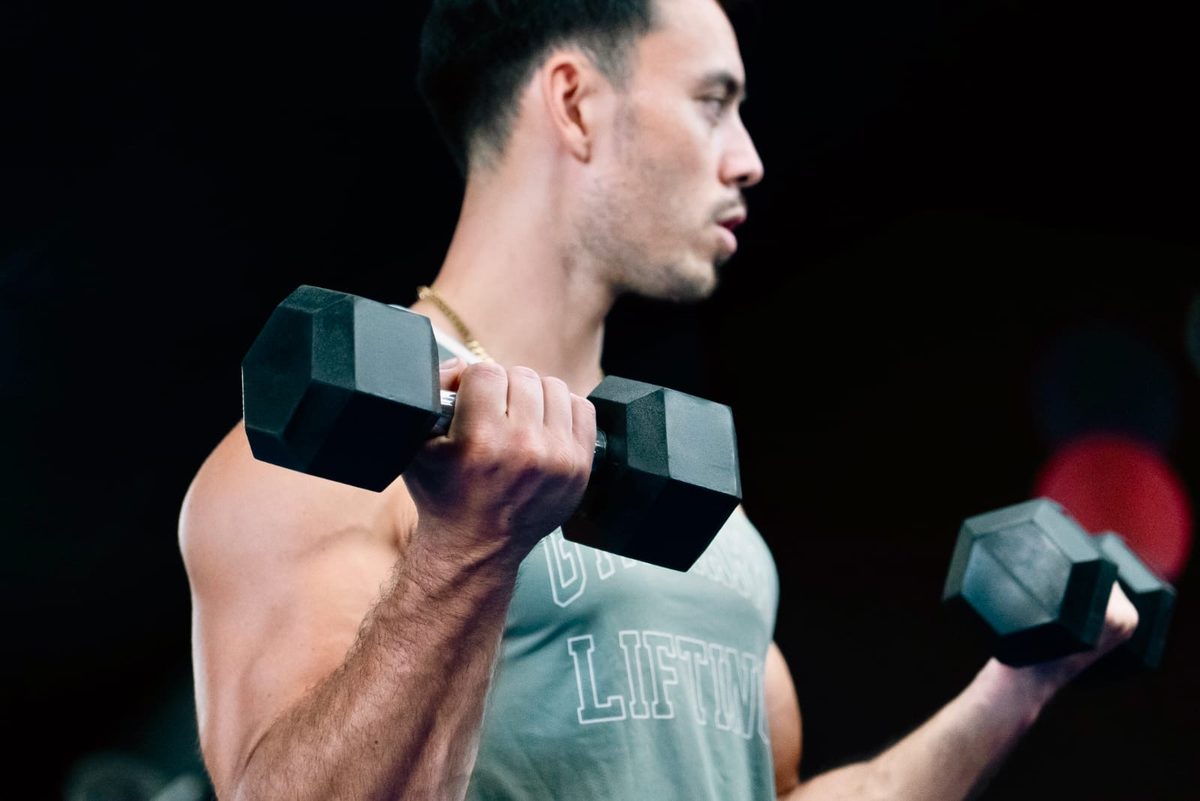 Keoki Demary pendant une séance de musculation